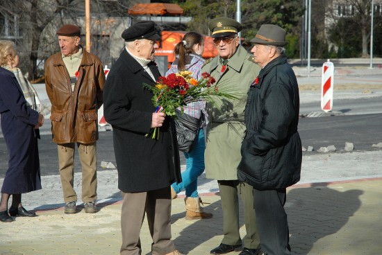 Lidé si i v Kopřivnici v neděli 11. listopadu v 11 hodin dopoledne připomenuli Den veteránů, který se slaví jako vzpomínka na ukončení první světové války.
FOTO: DAVID MACHÁČEK