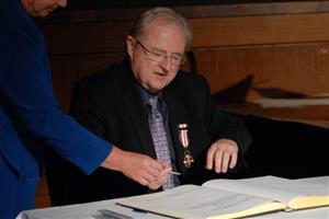 Pavel Pecháček se podepisuje do pamětní knihy města Kopřivnice poté, co převzal čestné občanství města, které dle vlastních slov považuje za svůj druhý domov. 
FOTO: DAVID MACHÁČEK