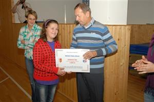 Místostarosta Kopřivnice Miroslav Kopečný předává symbolický šek žákům ZŠ Alšova, kterých se na start doprovodných běhů postavilo nejvíce.
FOTO: DAVID MACHÁČEK