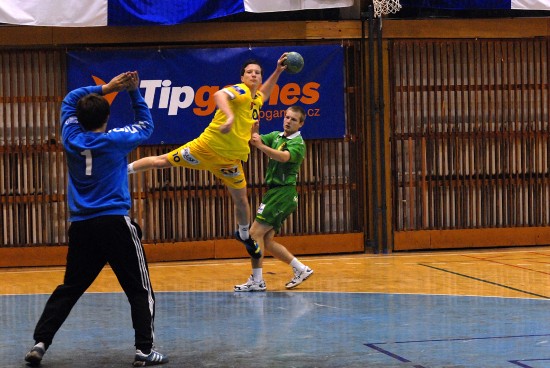 Pohlednou házenou předvedla dorostenecká družstva házenkářů Kopřivnice a Zubří. Vzájemné utkání dopadlo lépe pro domácí.
FOTO: DAVID MACHÁČEK