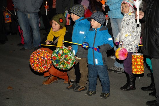 Lampionový průvod se ukázal být atraktivní formou připomínky výročí událostí ze 17. listopadu. V Kopřivnici se ho zúčastnilo poměrně hodně lidí.
FOTO: DAVID MACHÁČEK