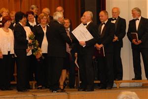 Dlouholetý sbormistr Pavel Altrichter přebírá ocenění a gratulace od představitelů města. Těch se souboru dostalo při slavnostním koncertu v Katolickém domě.
FOTO: DAVID MACHÁČEK