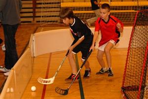 Turnajové klání ve florbalu, které bylo doposud doménou starších žáků, si minulý týden vyzkoušeli také děti navštěvující první stupeň základních škol.
FOTO: DAVID MACHÁČEK