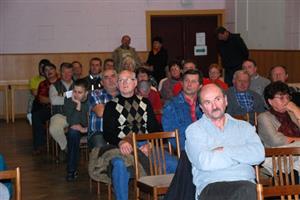 Na veřejném projednávání v Kulturním domě v Mniší byli občané seznámeni s důvody, proč je nutné řešit úpravy stávající točny autobusů ostrůvkem. Pracovníci radnice lidem i po skončení jednání odpovídali na jejich dotazy.
FOTO: DANA HOĎÁKOVÁ