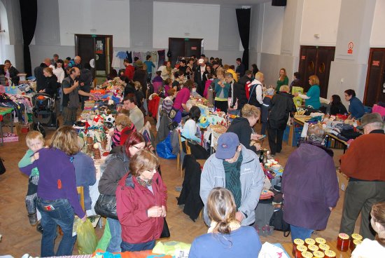 Velký sál Katolického domu při premiérovém Blešáku zaplnili prodejci i víc než pět set nákupu chtivých návštěvníků.
FOTO: DANA HOĎÁKOVÁ