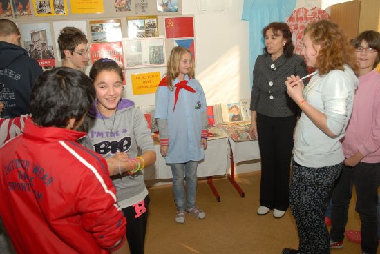 Žáci Základní školy na ulici Štramberské si v rámci projektu Příběh bezpráví vyslechli vzpomínky pamětníka a také prohlédli výstavku předmětů z doby normalizace.
FOTO: DAVID MACHÁČEK