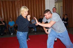 Absolventi druhého ročníku kurzu sebeobrany skládali závěrečné zkoušky, při nichž museli instruktory přesvědčit, že zvládají naučené hmaty a chvaty.
FOTO: DANA HOĎÁKOVÁ