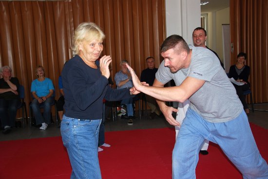 Absolventi druhého ročníku kurzu sebeobrany skládali závěrečné zkoušky, při nichž museli instruktory přesvědčit, že zvládají naučené hmaty a chvaty.
FOTO: DANA HOĎÁKOVÁ