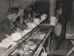 Glazování obkládaček v kopřivnické Kachlovce. Snímek pochází z šedesátých let minulého století, kdy už se blížilo ukončení výroby.
FOTO: ARCHIV MUZEA FOJTSTVÍ