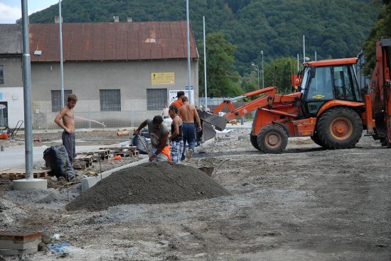 Celé letošní léto byla ulice Štefánikova i prostor bývalé křižovatky u Kachlovky staveništěm, které komplikovalo nejen automobilovou dopravu, ale také pohyb chodců.
FOTO: DAVID MACHÁČEK