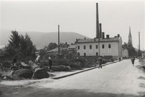Snímek z roku 1948 zachycuje prostor, kde dnes stojí místní poliklinika. Tehdejším připravovaným úpravám jedné z hlavních ulic ve městě padla také za oběť kaštanová alej nebo stoletá lípa.
FOTO: ARCHIV MUZEA FOJTSTVÍ