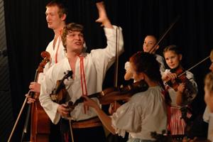 První adventní koncert patřil minulou neděli kopřivnické cimbálové muzice Pramínky. Ta odehrála program složený z lašského a valašského folkloru a až v závěru přidala několik koled. 
FOTO: DAVID MACHÁČEK