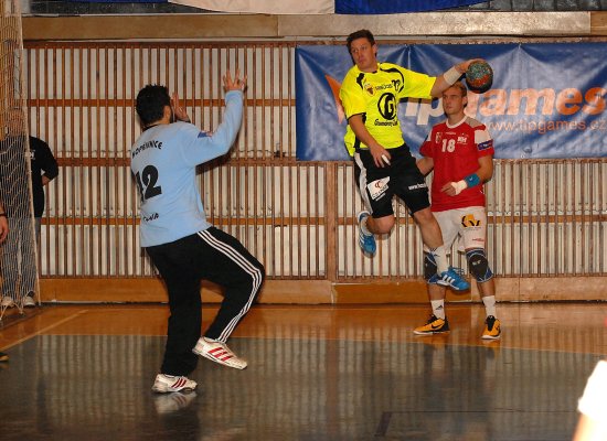 Hosté ze Zubří ovládli palubovku sportovní haly ZŠ Emila Zátopka a vybojovali nad domácími házenkáři vítězství.
FOTO: DAVID MACHÁČEK