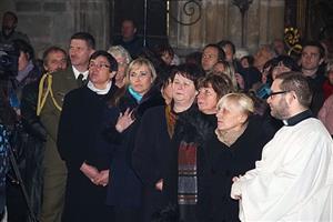 Mezi desítkou vybraných spolupracovníků Stonožky, kteří si z rukou zakladatelky hnutí převzali vyznamenání, byla také kopřivnická kantorka Naděžda Pešová (s brýlemi). 
FOTO: LUBOMÍR DUFEK