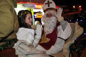 V předvečer svého svátku dorazil do Kopřivnice Mikuláš se svou družinou. Program, jehož vyvrcholením bylo rozsvícení vánočního stromu, sledovaly v centru města davy lidí.
FOTO: PETR SOCHA