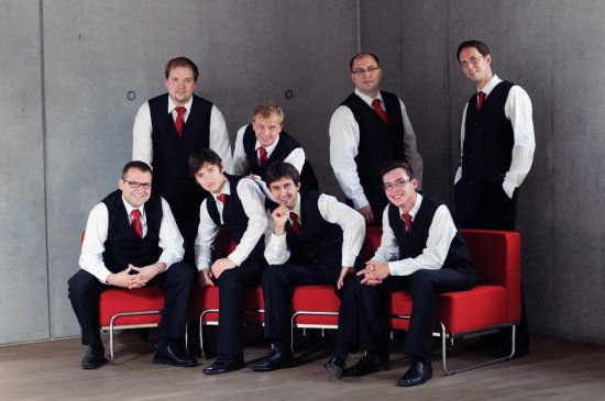 Čistě pánský vokální soubor Gentlemen Singers vystupoval v Kopřivnici po druhé a opět jeho koncert sklidil zasloužené ovace. 
FOTO: J. HŘEBÍČEK