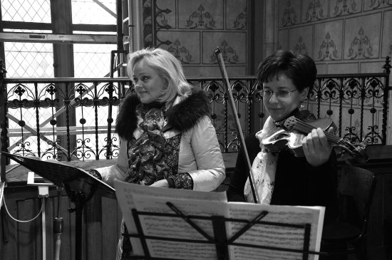 Sopranistka Eva Dřízgová-Jurišová a houslistka Alena Čechová při 2. adventním koncertu v Kopřivnici, který kulturní dům pořádal spolu se Svatováclavským hudebním festivalem.          
FOTO: DAVID MACHÁČEK