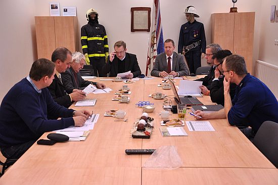 Bezpečnostní rada města se netradičně sešla k jednání v rekonstruované hasičské zbrojnici 
FOTO: DAVID MACHÁČEK