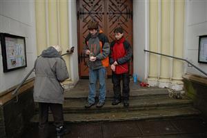 Také letos budou kopřivničtí skauti nabízet možnost odnést si domů betlémské světlo. Na Štědrý den dopoledne je bude možné potkat před kulturním domem i kostelem.
FOTO: DAVID MACHÁČEK