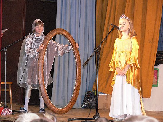 Muzikál Sněhurka a sedm trpaslíků viděly dopoledne děti z místní mateřské školy a žáci z malotřídky z Rybí a Lubiny. Odpolední představení patřilo rodičům a příbuzným.
FOTO: ILONA MAZALOVÁ