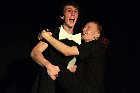 Představení Bill a Nebyl v podání kopřivnické Stonožky bylo u diváků druhým nejoblíbenějším kusem uvedeným v rámci letošní přehlídky Vánočka.
FOTO: DAVID MACHÁČEK