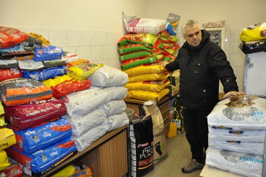 Velitel městské policie Jan Müller mezi balíky krmiva, které před Vánoci přinesli dárci do místního útulku. Byli prý nejštědřejší za 15 let.
FOTO: DAVID MACHÁČEK