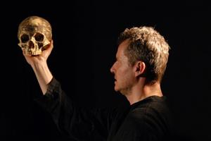 Nejlépe hodnoceným představením Kopřivy 2012 v Katolickém domě se stal Hamlet slovenského divadla Kontra.