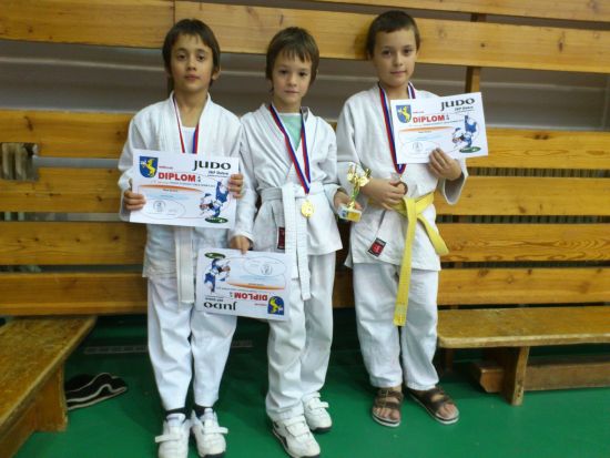 Závišickým judistům se ve Frýdku-Místku Dobré dařilo. Medaile tam mimo jiné vybojovali (zleva) Max Bartoň, jeho dvojče Tobiáš a Adam Socha.
FOTO: LIBOR KAHÁNEK