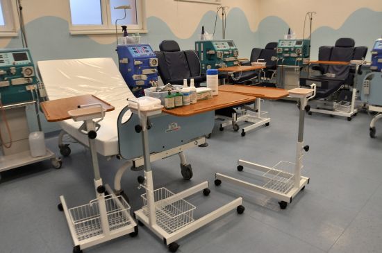 Prázdnotou zejí ordinační prostory dialyzačního centra v bývalé budově České pošty v Kopřivnici. Provozující firma zatím totiž nenašla společnou řeč s pojišťovnami.
FOTO: DAVID MACHÁČEK