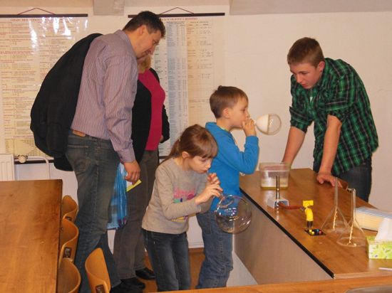 Den otevřených dveří v ZŠ Štramberk měl mimo jiné zábavnou formou představit školu budoucím prvňáčkům, kteří v jednotlivých třídách plnili veselé úkoly. 
FOTO: JAROSLAV PIKULÍK