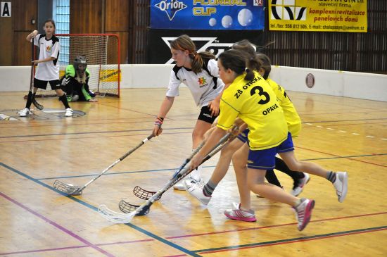 Mariana Polášková (u míčku) byla tahounkou týmu ZŠ Alšova, který se stal jasným vítězem eliminace MS kraje v Poháru ČFbU dívek prvního stupně ZŠ.
FOTO: JANA FEILHAUEROVÁ