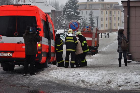 Hasiči pomáhají obyvatelům vyhořelého pečovatelského domu v Příboře s evakuací. Požár si ovšem bohužel vyžádal i lidské oběti.
FOTO: DAVID MACHÁČEK