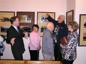 Přesně před týdnem byla v muzeu na Fojtství zahájena výstava Zapomenutá Kopřivnice, která na historických fotografiích demonstruje nejen stavební rozvoj města.
FOTO: ONDŘEJ ŠALEK