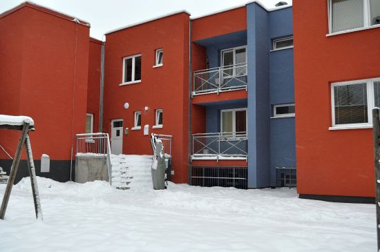 Pohled na rekonstruovaný azylový dům s přístavbou pro denní centrum, která propojila dva původně samostatně stojící objekty.
FOTO: DAVID MACHÁČEK