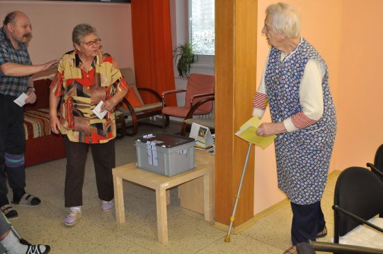 Někteří senioři z domu s pečovatelskou službou na ulici České využili možnosti hlasovat v prezidentských volbách do přenosné volební schránky. Mezi nimi byli také evakuovaní obyvatelé z Příbora.
FOTO: DAVID MACHÁČEK