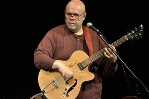 Zpěvák a zakládající člen kapely Jablkoň Michal Němec při přípravě na vystoupení kapely před kopřivnickým publikem.
FOTO: DAVID MACHÁČEK