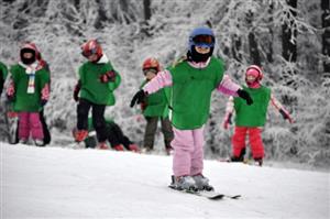 Děti z prvního stupně kopřivnické Základní školy Emila Zátopka si minulý týden užívaly lyžařského výcviku na místní sjezdovce. Škola letos poprvé dělá výcvik ve třech týdnech. FOTO: J. FEILHAUEROVÁ