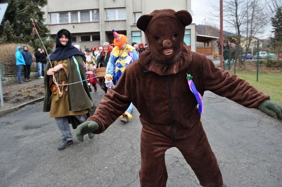 Jako ve většině masopustních průvodů i v tom v Mniší byl hlavní hvězdou rozpustilý medvěd. Kromě něj se do průvodu zapojilo asi padesát maškar, což je zatím rekordní počet.
FOTO: DAVID MACHÁČEK
