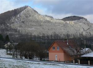 Občané Štramberka se obávají při odstřelování vápence na Kotouči o svůj majetek. Město proto bude na svých stránkách aktualizovat údaje o každém odstřelu. 
FOTO: ILONA MAZALOVÁ