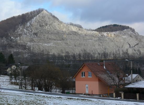 Občané Štramberka se obávají při odstřelování vápence na Kotouči o svůj majetek. Město proto bude na svých stránkách aktualizovat údaje o každém odstřelu. 
FOTO: ILONA MAZALOVÁ