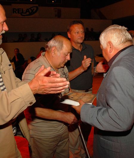 Zesnulý Jiří Mayer byl mezi oceněnými členy Klubu házené Kopřivnice, kteří v červnu 2009 převzali ocenění u příležitosti padesátiletého výročí klubu.