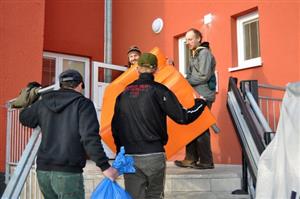 Lidé z občanského sdružení „Máš čas?“ společně s několika klienty nízkoprahového denního centra Racek přestěhovali jeho vybavení do nového působiště na ulici Horní.
FOTO: DAVID MACHÁČEK