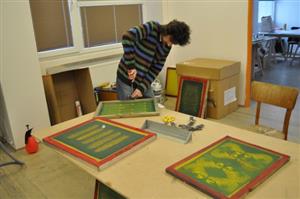 Jeden ze zaměstnanců sociální firmy Manu Manu připravuje matrice pro sítotisk na textil. Je to však jen jedna z činností, které v dílně probíhají.
FOTO: DAVID MACHÁČEK