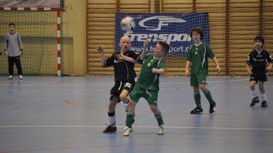 Hlučín byl jedním za favoritů turnaje přípravek, což dokázal i v zápase s Frenštátem, který porazil vysoko 9:1 (na snímku). Ve finále ale nakonec podlehl na penalty Bílovci.
FOTO: JANA FEILHAUEROVÁ