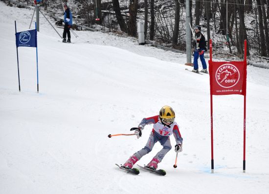 Někteří mladí závodníci ve Ski Pohárku předváděli pohledný lyžařský styl. Patřila mezi ně i Romana Tošková, která vyhrála kategorii dívek r. 2003 - 2006.
FOTO: JANA FEILHAUEROVÁ