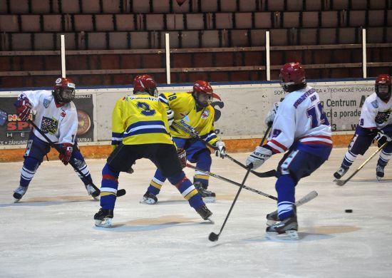 Hokejovým soubojem výběrů Moravskoslezského a Olomouckého kraje gradoval na kopřivnickém ledě turnaj krajových výběrů mladých hokejistů. Vítězem se stali hoši z Hané.
FOTO: J. FEILHAUEROVÁ