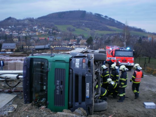 Kopřivničtí hasiči byli v listopadu vysláni k nehodě nákladního automobilu, z něhož vytékal nejen motorový olej, ale i nafta. Jejich úkolem bylo zabránit kontaminaci zeminy.
FOTO: TOMÁŠ BARTOŇ