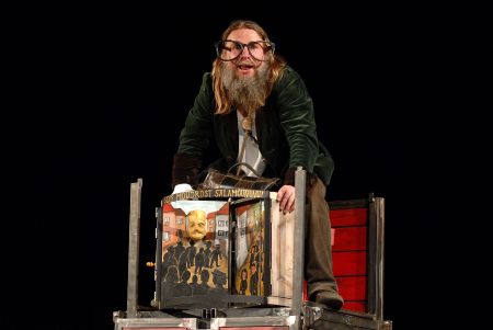 Divadelník Víťa Marčík zítra v Katolickém domě v Kopřivnici odehraje hned dvě představení. Dopoledne Labyrint světa pro školy a odpoledne Bajaju.
FOTO: DAVID MACHÁČEK