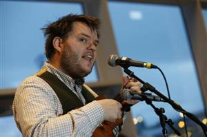 Islandský písničkář Svavar Knútur se v rámci svého turné, na kterém jej v ČR doprovázejí Žamboši, zastaví také v kopřivnické Mandale.
FOTO: ARCHIV