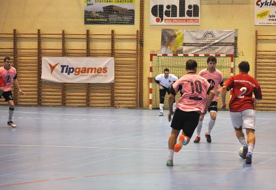 Ve finále Ámos Cupu, turnaje pořádaného učitelem Janem Slezákem, porazil tým UEFA celek 1. FC Bari těsně 1:0.
FOTO: JANA FEILHAUEROVÁ